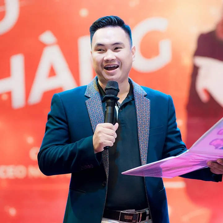 Mr. Đặng Tú cầm micro trên sân khấu